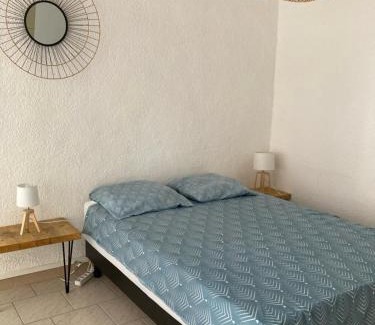 Entraigues-sur-la-Sorgue Apartment | Spacieux 2 chambres, CLIM, parking prive ferme, LOCAL VELOS