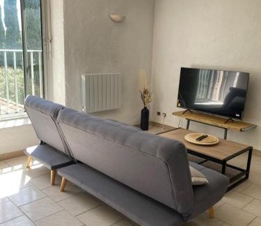 Entraigues-sur-la-Sorgue Apartment | Spacieux 2 chambres, CLIM, parking prive ferme, LOCAL VELOS