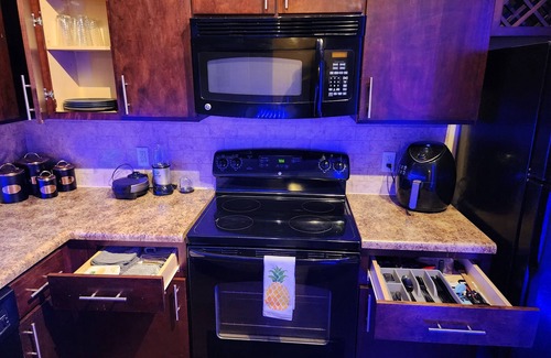 Executive Park Apartment | Spacious 1-Bedroom Apartment home. For Adults Only! This is a spicy play place.