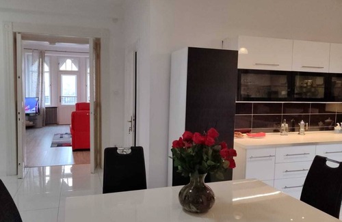 Tisztviselotelep Apartment | Spacious 158m² Apartment Balcony 2 Bathrooms Modern Kitchen 30m to Metro
