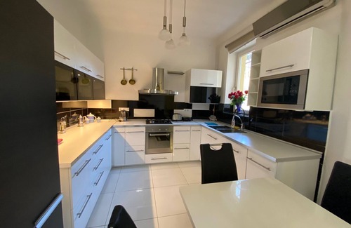 Tisztviselotelep Apartment | Spacious 158m² Apartment Balcony 2 Bathrooms Modern Kitchen 30m to Metro
