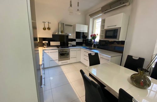 Tisztviselotelep Apartment | Spacious 158m² Apartment Balcony 2 Bathrooms Modern Kitchen 30m to Metro