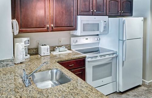 Old Town West Resort | Spacious 1BR 10 Minutes South of DC w/FREE WiFi, Free Parking and Metro Access