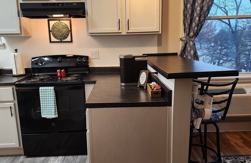 Topeka Apartment | Spacious 2 BDR Downtown Apt, Pet Friendly, Lg Kitchen, 2 Blks From State Capitol