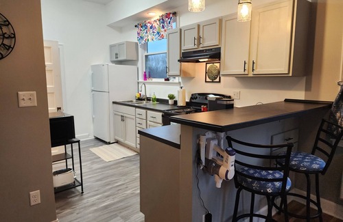 Topeka Apartment | Spacious 2 BDR Downtown Apt, Pet Friendly, Lg Kitchen, 2 Blks From State Capitol