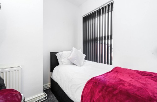 Birmingham House | Spacious 2 bed House With Free on Street Parking