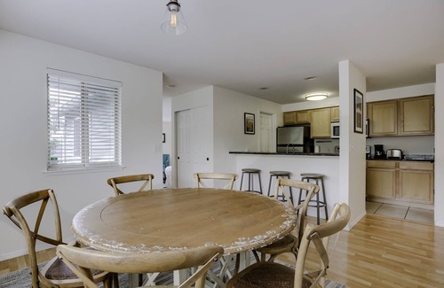 West Woodland Condo | Spacious 2 bedroom, 2 bath condo in Ballard, Seattle - Brewery district