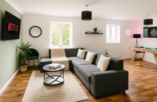 Trafford Apartment | Spacious 2 Bedroom Apartment Altrincham Pets Welcome Sleeps 6