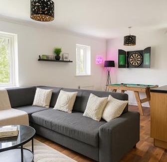 Trafford Apartment | Spacious 2 Bedroom Apartment Altrincham Pets Welcome Sleeps 6