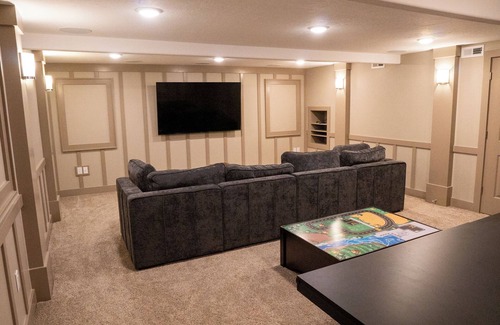 Mapleton House | Spacious 2 bedroom basement apart w/theater room & outdoor patio in Springville