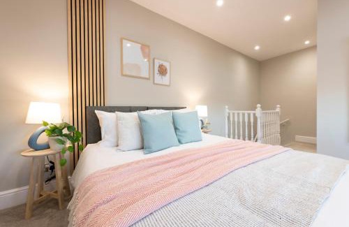 Leeds House | Spacious 2 Bedrooms House Near Leeds Centre, Free Parking, Ideal for Contractors & Long Stays - NordStay