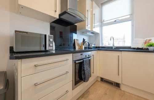 Leeds House | Spacious 2 Bedrooms House Near Leeds Centre, Free Parking, Ideal for Contractors & Long Stays - NordStay