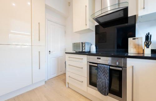 Leeds House | Spacious 2 Bedrooms House Near Leeds Centre, Free Parking, Ideal for Contractors & Long Stays - NordStay
