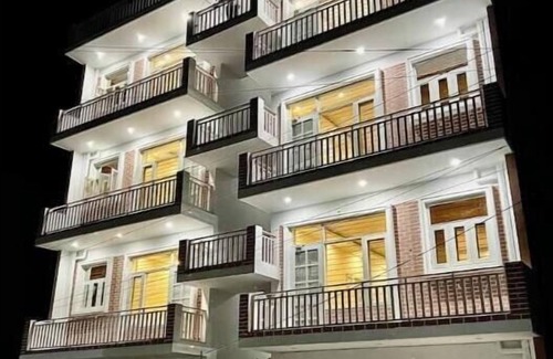 Bullawala Apartment | Spacious 2 BHK Pvt Parking, WiFi, Couch, Kitchen