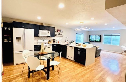 Draper Apartment | Spacious 2 KingBed 2 QueenBed Basement Apartment