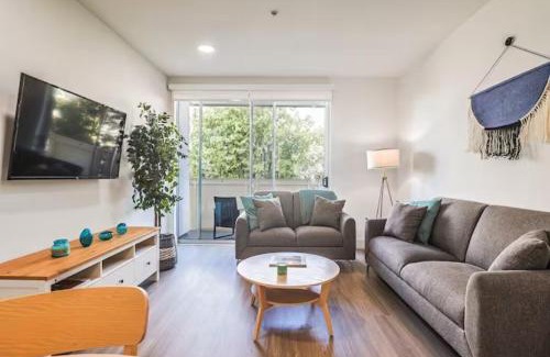 Wilshire Montana Apartment | Spacious 2BDR in SM - 5 minutes walk to the beach!