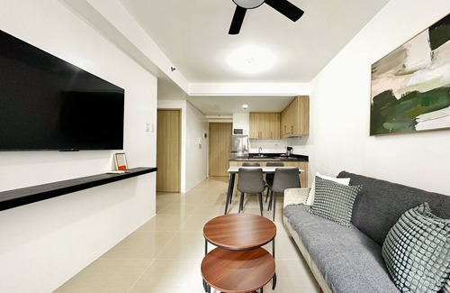Tambo Condo | Spacious 2BR 2CR Staycation at Shore MOA | Near Airport, Pool & Mall