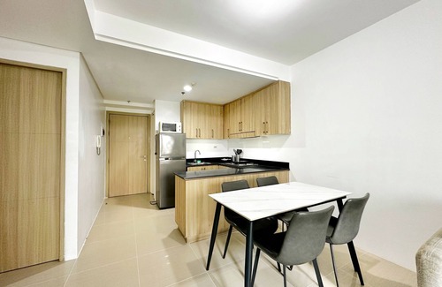 Tambo Condo | Spacious 2BR 2CR Staycation at Shore MOA | Near Airport, Pool & Mall
