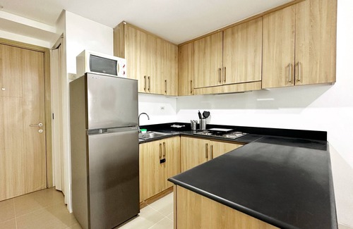 Tambo Condo | Spacious 2BR 2CR Staycation at Shore MOA | Near Airport, Pool & Mall