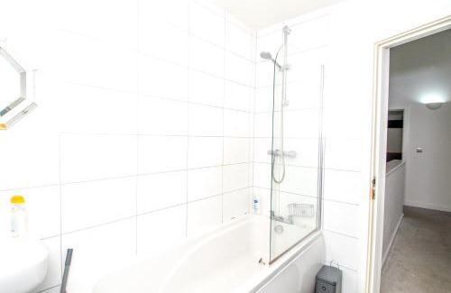 Moffat Apartment | Spacious 2BR Apartment for Family and Contractors, Free Parking & WiFi