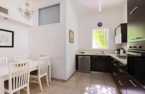 Old North Apartment | Spacious 2BR Apartment with 2 Bathrooms, Living Room & Kitchen - Prime LocationNear ddizengoff st