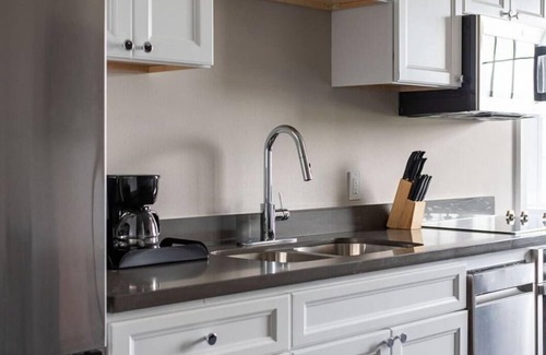 New Orleans Hotel | Spacious 2BR Suite Near Bourbon Street Excitement