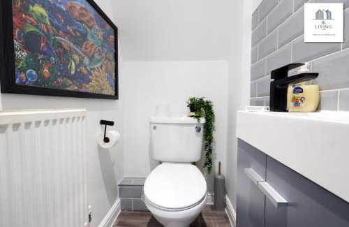 Bridgend Apartment | Spacious 3 Bed Home In The Heart Of Bridgend - By EKLIVING LUXE Short Lets & Serviced Accommodation