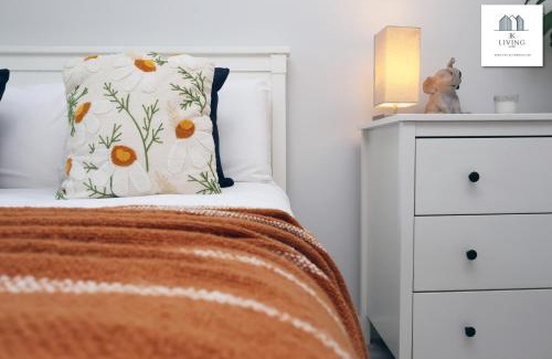 Bridgend Apartment | Spacious 3 Bed Home In The Heart Of Bridgend - By EKLIVING LUXE Short Lets & Serviced Accommodation