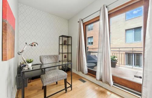 West Loop House | Spacious 3-Bed West Loop Townhouse, 1 Car Garage townhouse