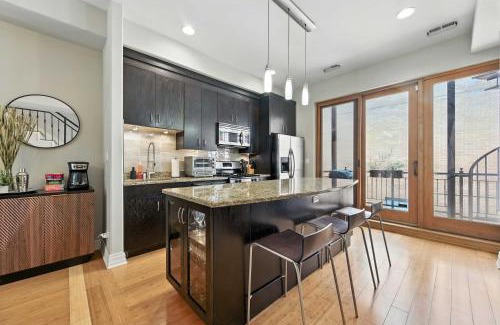 West Loop House | Spacious 3-Bed West Loop Townhouse, 1 Car Garage townhouse