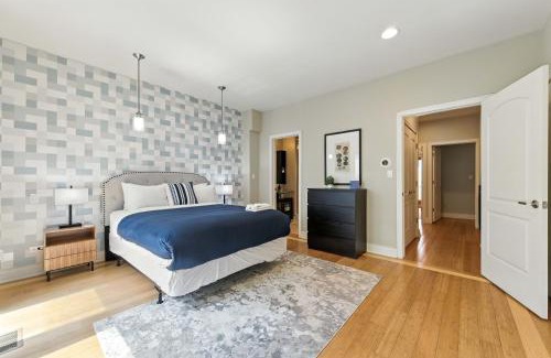 West Loop House | Spacious 3-Bed West Loop Townhouse, 1 Car Garage townhouse