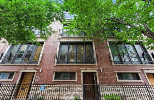 West Loop House | Spacious 3-Bed West Loop Townhouse, 1 Car Garage townhouse