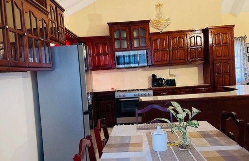 Brighton Apartment | Spacious 3-bedroom apartment with WiFi, AC at amazing Castle Berry