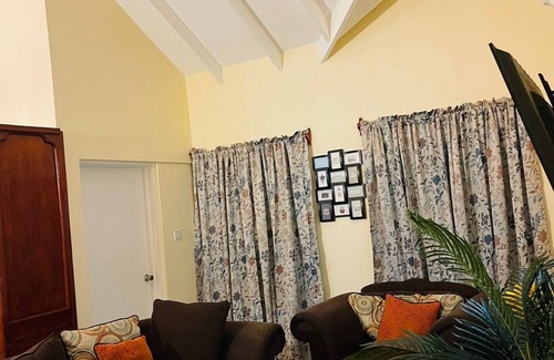 Brighton Apartment | Spacious 3-bedroom apartment with WiFi, AC at amazing Castle Berry