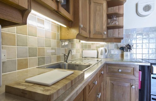 Tiverton Cottage | Spacious 3 bedroom country cottage, indoor pool & sauna, conservatory