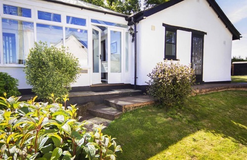 Tiverton Cottage | Spacious 3 bedroom country cottage, indoor pool & sauna, conservatory