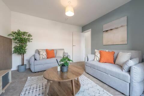 Leeds Apartment | Spacious 3 Bedroom Home with Parking - Close to Leeds City and Amenities - Perfect for Long Stays