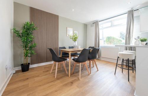 Leeds Apartment | Spacious 3 Bedroom Home with Parking - Close to Leeds City and Amenities - Perfect for Long Stays