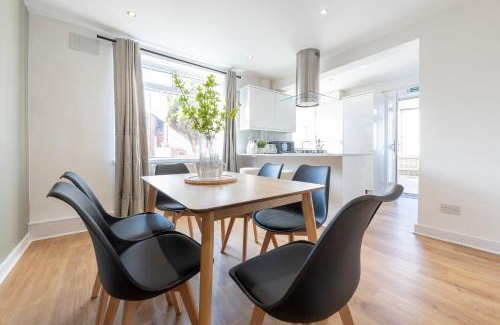 Leeds Apartment | Spacious 3 Bedroom Home with Parking - Close to Leeds City and Amenities - Perfect for Long Stays