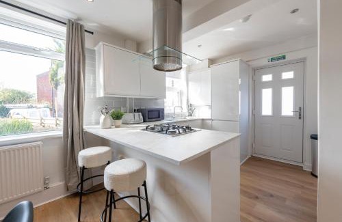 Leeds Apartment | Spacious 3 Bedroom Home with Parking - Close to Leeds City and Amenities - Perfect for Long Stays