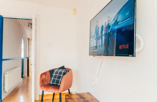 Penarth House | Spacious 3 Bedroom House - Sleeps 5 - Free Parking - By EKLIVING LUXE Short Lets & Serviced Accommodation