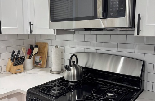 Ampere House | Spacious 3-bedroom Rooftop Home with Free Parkin/25mins to NYC/8mins to EWR