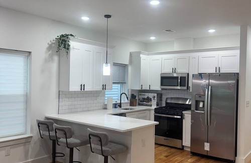 Ampere House | Spacious 3-bedroom Rooftop Home with Free Parkin/25mins to NYC/8mins to EWR