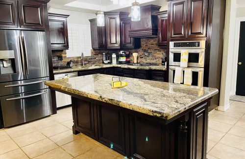 Greenacres House | Spacious 3-bedroom house with pool in a peaceful area in Bakersfield.