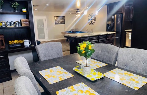 Greenacres House | Spacious 3-bedroom house with pool in a peaceful area in Bakersfield.