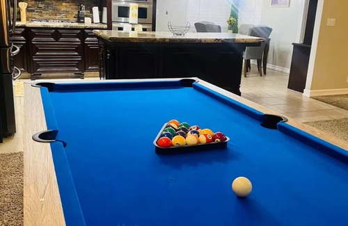 Greenacres House | Spacious 3-bedroom house with pool in a peaceful area in Bakersfield.