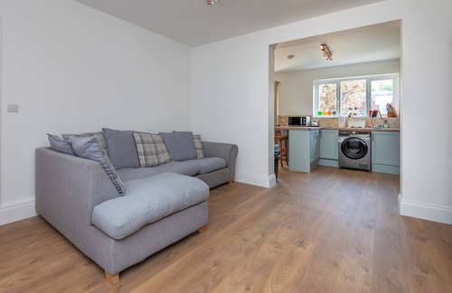 West Hill House | Spacious 3BDR Home with Workspace in Prime Spot