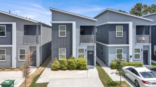 Humble House | Spacious 3BR Home w Yard, Smart TV Parking