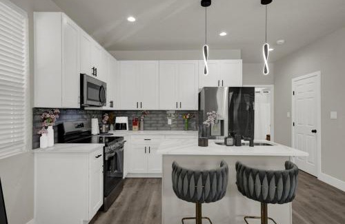 Humble House | Spacious 3BR Home w Yard, Smart TV Parking