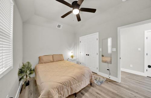 Humble House | Spacious 3BR Home w Yard, Smart TV Parking